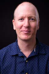 Obraz premium Face of bald businessman looking at camera