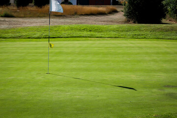 Szenen aus dem Sport Golf. Golfplatz Impressionen bei schönem Wetter.