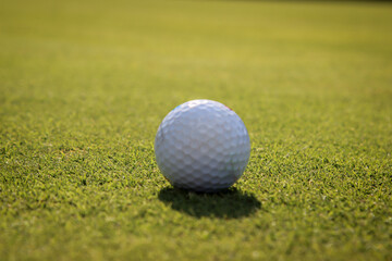 Szenen aus dem Sport Golf. Golfplatz Impressionen bei schönem Wetter.