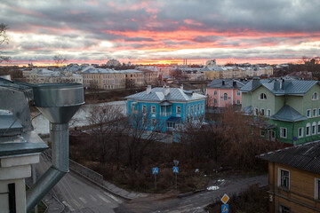 Obraz premium Sunset cityscape of small russian town with bright cottages