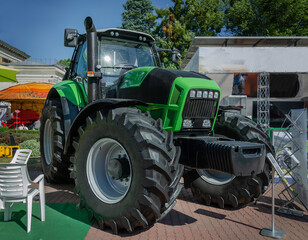 Obraz premium tractor, agricultural machine for sowing, preparing and cultivating soil for farmers