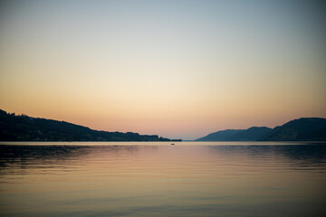Obraz premium Attersee Sonnenuntergang mit Schlauchboot