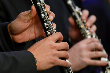 Ein Musiker spielt Klarinette bei einem Konzert.