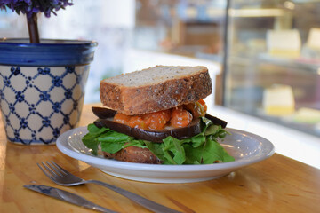 Sándwich vegano de pan de molde una opcion sana y liviana para el almuerzo .