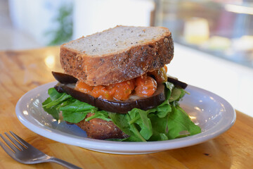 Sándwich vegano de pan de molde una opcion sana y liviana para el almuerzo .