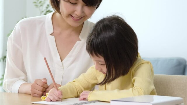 子どもに勉強を教える女性