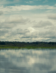 Ciénaga o lago con agua azul y el reflejo de las nubes blancas. Ciénaga de Palagua en Boyacá, Colombia.