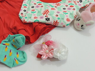 Fototapeta na wymiar ropas y accesorios de bebe con colores diveros