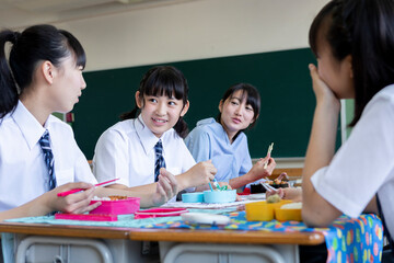 Fototapeta premium お弁当を食べる中学生と先生