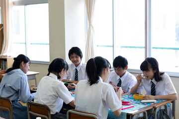 お弁当を食べる中学生と先生