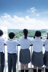 バルコニーに並ぶ中学生