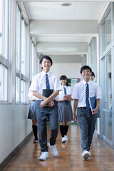 廊下を歩く中学生