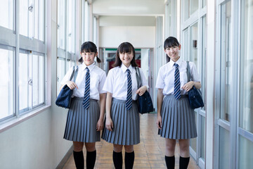 廊下を並んで歩く中学生