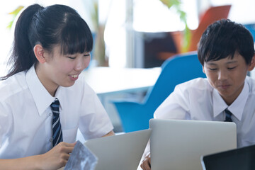 グループワークをする中学生