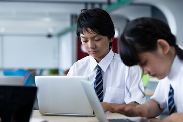 グループワークをする中学生