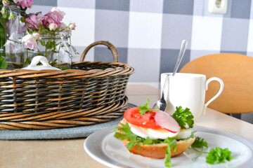 Frühstück auf dem Küchentisch