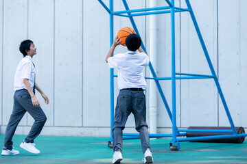 Fototapeta na wymiar バスケをする中学生