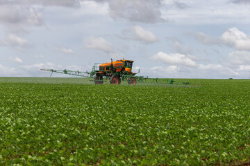 Obraz premium Agricultural irrigation truck tractor spraying pesticides