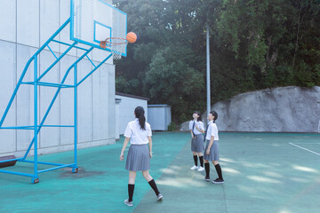 バスケをする中学生