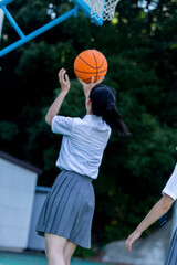 バスケをする中学生