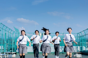 屋上の中学生