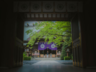 東京大神宮の門をくぐる
