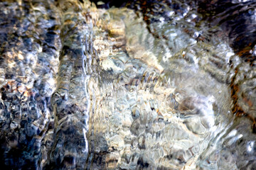 清流の波打つ水面