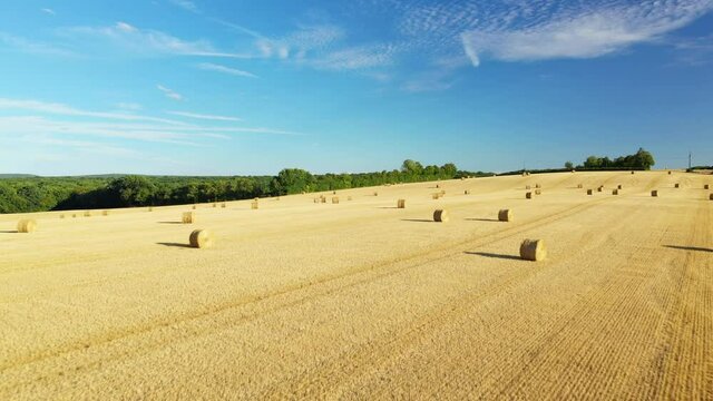 Un paysage en pleine nature montrant la campagne avec ses champs de bl&eacute; et ses bottes de paille apr&egrave;s la moisson dans la Ni&egrave;vre, en Bourgogne, en France, en &eacute;t&eacute;.