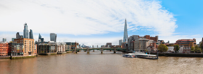 Fototapeta premium Skyline of London with the Thames River at sunset - United Kingdom
