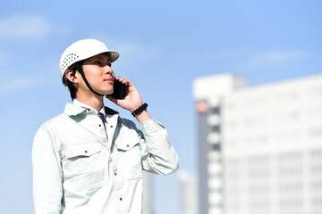 電話をする作業服姿の男性
