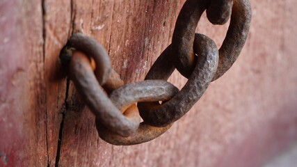 Texture of a thick and powerful rust chain