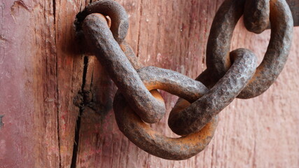 Texture of a thick and powerful rust chain