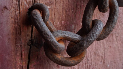 Texture of a thick and powerful rust chain