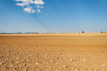 Campo seco de Aragón, cercano a la provincia de Soria. Contraste de colores entre el cielo y la tierra.