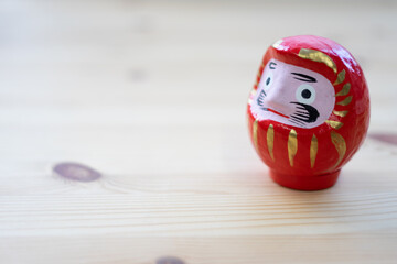 Naklejka premium 小さなダルマ