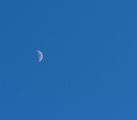 Obraz na płótnie Canvas zunehmender Mond am Himmel