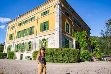 Fototapeta na wymiar Femme devant la Villa palladienne de Syam
