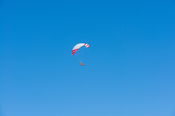 Gleitschirmflieger ( Paraglider ) vor strahlend blauem Himmel - viel Textfreiraum