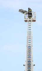 Obraz premium fireman carries a wounded man on the stretcher
