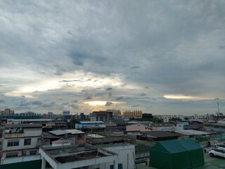 Obraz premium Car parked in parking lot and empty space at the rooftop of car parking building with white cloud and blue sky background