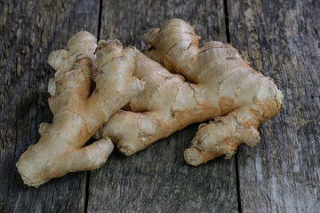 Eine Ingwer-Knolle / Wurzel auf altem rustikalen verwitterten Holz
