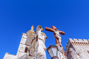 Obraz premium Crucifixion of Jesus in the square in front of the Cathedral of Our Lady of Doms (Palace of the Popes) in Avignon city