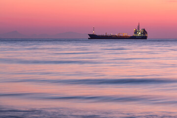 Fototapeta premium sunset with yachts on santorini island