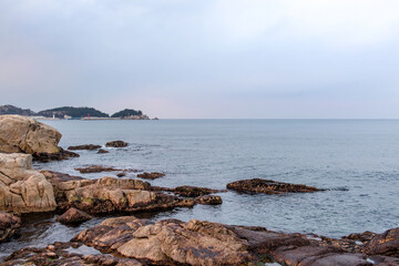 Fototapeta na wymiar Beautiful rock and waves on the seashore along the coastline.