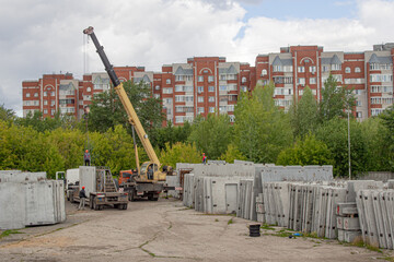 July 11, 2020, Russia, Kazan. Editorial foto: Lifting of concrete slabs