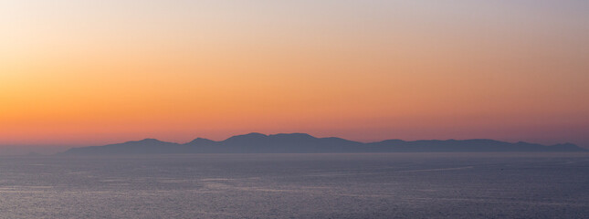 Fototapeta premium sunset with yachts on santorini island
