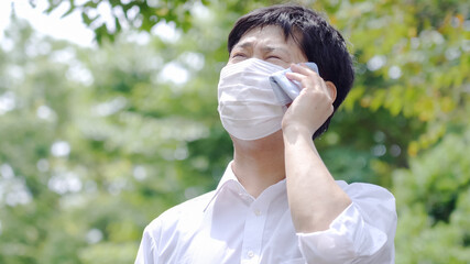 暑がるビジネスマン　熱中症