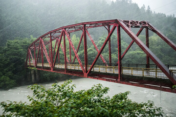雨の日の橋のある風景