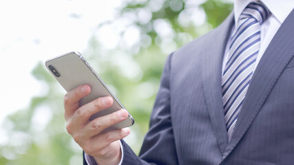 スマートフォンを操作するビジネスマン