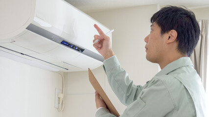 エアコンを設置する作業員